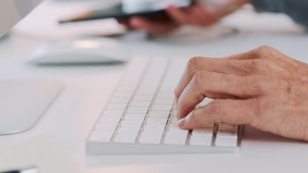 Iletişimi Posta Bilgisayar Planlaması Için Ofisteki Klavyede Eller Telefon Daktilo — Stok video