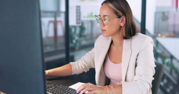 Computadora Oficina Mujer Negocios Con Estrategia Email Marketing Revisión Seo — Vídeo de stock