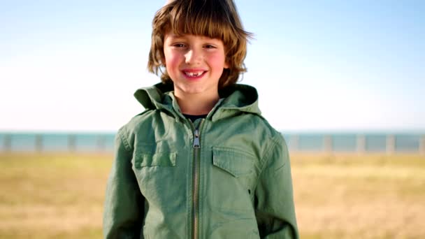 Sourire Liberté Visage Enfant Dans Parc Pour Bonheur Paix Gaieté — Video