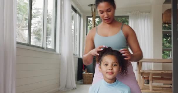 Família Criança Cuidados Com Cabelo Com Mãe Filha Casa Para — Vídeo de Stock