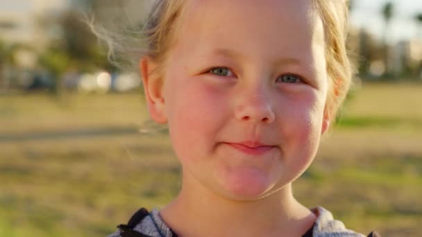 Criança Sorriso Retrato Feliz Parque Natureza Para Liberdade Aventura Viagens — Vídeo de Stock