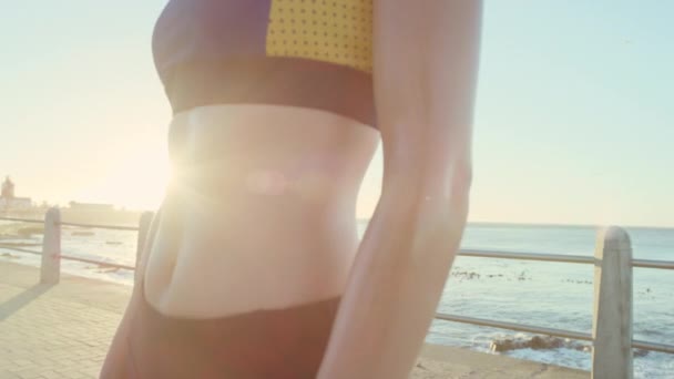 运动后汗流浃背 在海滩上健身 年轻女性 健康的运动员和跑步者放松 平衡和运动观感 跑步者和海洋观感 以促进和平 健康和健康 — 图库视频影像