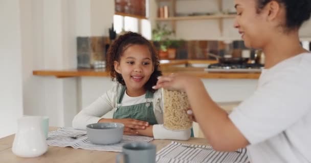 Ontbijt Ontbijtgranen Moeder Meisje Klaar Eten Aan Een Keukentafel Zich — Stockvideo