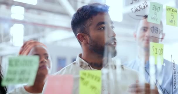 Homme Affaires Parlant Mur Verre Notes Collantes Présentation Dans Innovation — Video