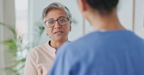 Ανώτερη Γυναίκα Νοσηλεύτρια Και Ιατρός Συμβουλεύονται Ένα Νοσοκομείο Ενώ Συζητούν — Αρχείο Βίντεο