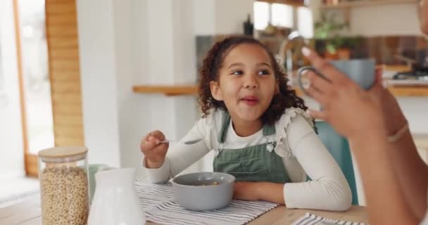 Happy Familie Ochtendcommunicatie Bij Het Ontbijt Met Een Glimlach Van — Stockvideo