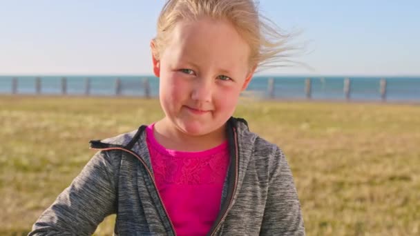 Tvář Dívka Dovolená Plážového Parku Venku Dovolené Větrem Foukajícím Vlasech — Stock video