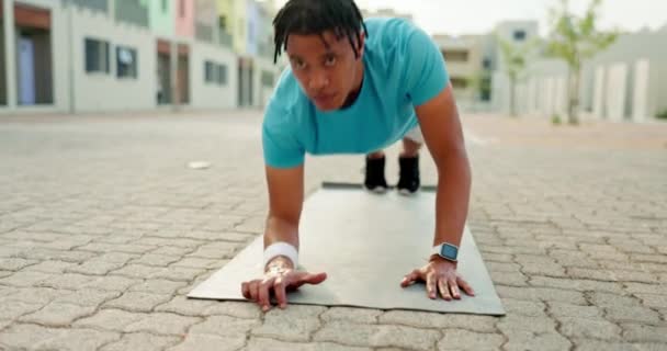 Μαύρος Άνθρωπος Γυμναστήριο Σανίδα Για Ωθήσει Μέχρι Προπόνηση Στο Δρόμο — Αρχείο Βίντεο