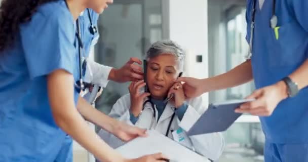 Äldre Läkare Telefon Och Multitasking Överväldigad Kollegor Med Pappersarbete Dokument — Stockvideo