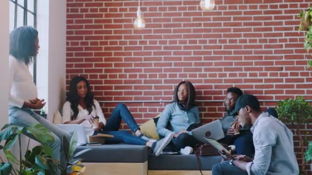 Startup Meeting Zwarten Teamwork Kantoorgebouw Voor Onderzoek Samenwerking Data Analyse — Stockvideo