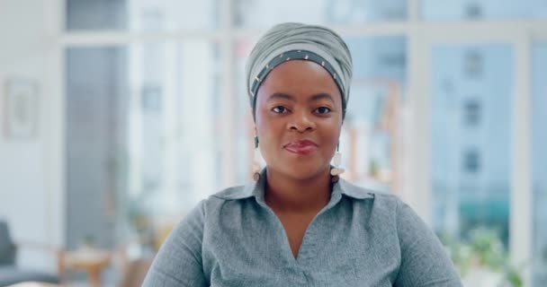 Cara Mulher Negra Braços Cruzados Escritório Negócios Liderança Administradora Nigeriana — Vídeo de Stock
