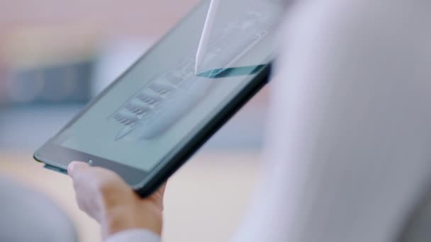 Empresários Mãos Tablet Protótipo Engenharia Projeto Turbina Gráficos Renderização Colaboração — Vídeo de Stock