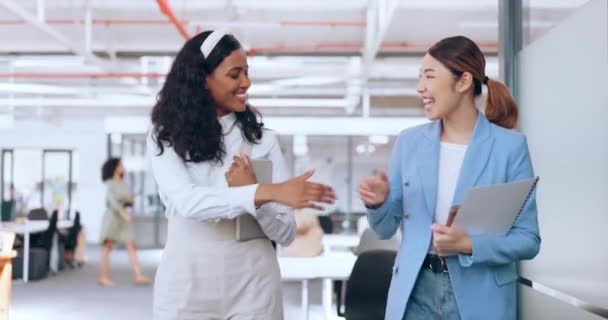 Mujeres Negocios Apretón Manos Bienvenida Introducción Hola Los Nuevos Internos — Vídeos de Stock