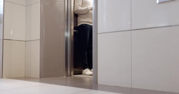 Büro Aufzug Und Beine Von Menschen Die Mit Taschen Gepäck — Stockvideo