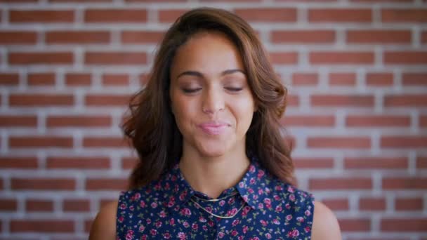 Gata Îngrijirea Părului Fața Unei Femei Afaceri Într Birou Profesionist — Videoclip de stoc