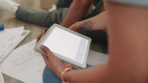 Plan Directeur Couple Tablette Architecture Dans Salon Maison Maison Neuve — Video