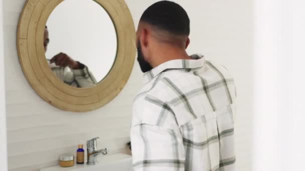 黒の男は バスルームで歯や鏡をブラッシング 朝と歯の輝き 健康と健康のための焦点 掃除のための男 歯ブラシと歯磨き粉 自宅での衛生のための健康的な口とセルフケア — ストック動画