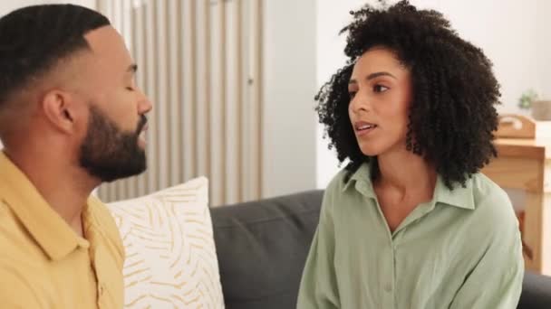 議論の間 黒人夫婦が彼らの家のリビングルームで話していることに同意し 不満を持っている 家のソファで口論する男と女とのコミュニケーションと会話と怒り — ストック動画