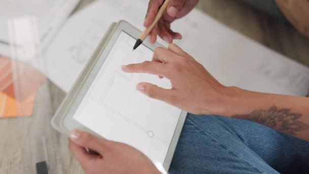 Mockup Tablet Σχέδιο Και Ζευγάρι Σχεδιάζει Ανακαίνιση Στο Σπίτι Σχεδιασμό — Αρχείο Βίντεο
