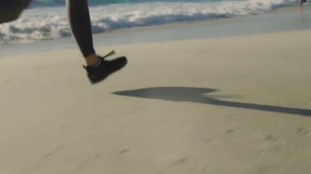 ビーチでの女性のランニング フィットネス フィリピンの海での砂の上でのマラソントレーニング 陸上競技用の陸上競技選手のスプリント スポーツ シューズ — ストック動画