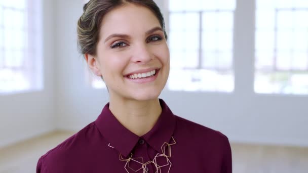 Mujer Moda Rostro Diseño Con Estilo Moda Sonriendo Sobre Exitosa — Vídeos de Stock