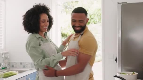 快乐的黑人夫妇 厨房和葡萄酒吐司一边用爱心做饭 一边拥抱和微笑在家里一起 在芝加哥 快乐的夫妇 黑人和快乐的爱情 晚餐或一段美好的时光 — 图库视频影像