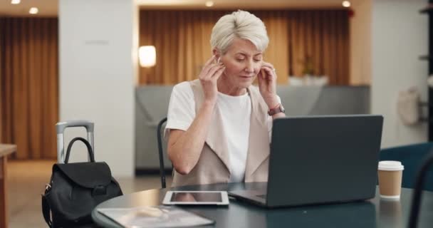 Chamada Vídeo Reunião Virtual Laptop Com Uma Mulher Negócios Remoto — Vídeo de Stock