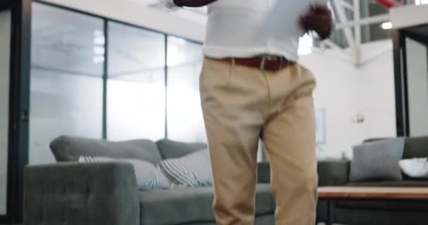 Danza Música Auriculares Hombre Negro Senior Trabajo Con Energía Mentalidad — Vídeo de stock