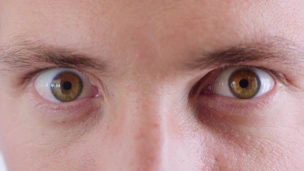 眼睛闭合和面对休克 眼睛检查或眼科医生健康测试 眉毛微滴 惊讶的面部表情放大和视觉护理肖像 视力健康和神智清醒 — 图库视频影像