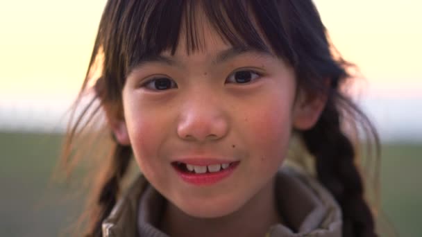 Ragazza Asiatica Bambino Viso Parco Con Sorriso Primo Piano Giocare — Video Stock