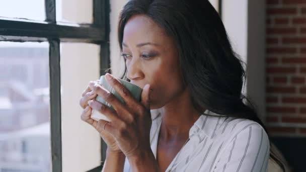Zwarte Vrouw Drinken Van Koffie Raam Appartement Voor Ontspannen Ochtend — Stockvideo