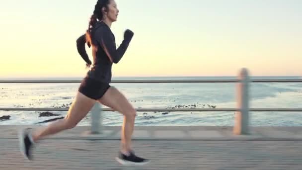 亚洲女人 健美的跑步者 带着夕阳西下的天空和训练在海边和海边奔跑 在大自然的海上 一个女运动员在户外跑步或耐力锻炼的美丽景色 — 图库视频影像