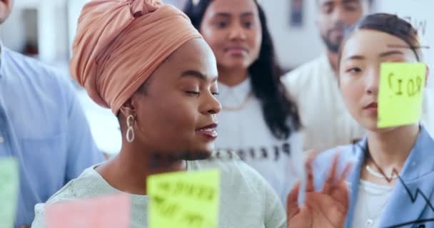 黑人妇女 在商务会议 营销策略或广告策划中的面部或粘性笔记 谈论创意设计师 时间安排管理或团队合作多样性培训讲习班 — 图库视频影像