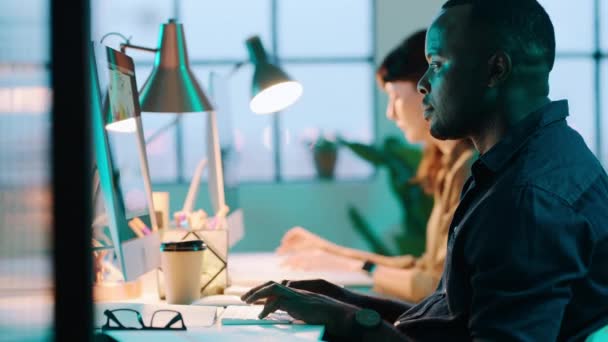 黑人男子 妇女或计算机在夜间办公室为网页设计品牌 Ux标识编程或数字营销截止日期 合作空间中的创意设计师 团队合作或技术合作 — 图库视频影像