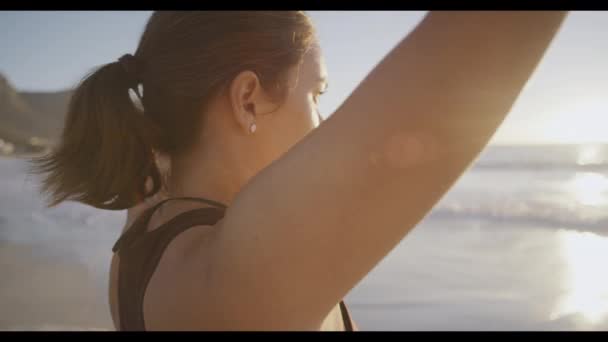Упражнения Фитнес Усталая Женщина Пляже Время Захода Солнца Перерыва Время — стоковое видео