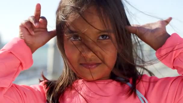 Océan Enfance Visage Fille Avec Les Mains Sur Tête Pour — Video