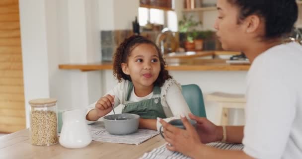 Moeder Meisje Morgens Ontbijten Thuis Praten Gelukkig Zijn Mama Dochter — Stockvideo