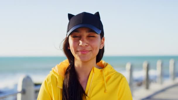 Teenager Ansigt Smil Strandpromenade Med Sjov Hat Mens Ferie Sommeren – Stock-video