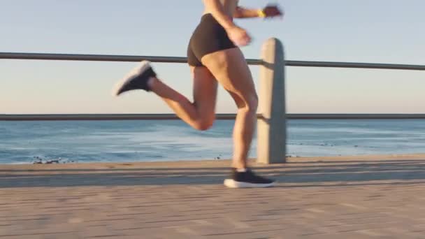 Pernas Mulher Corredora Correndo Praia Para Exercício Cardiovascular Treino Fitness — Vídeo de Stock