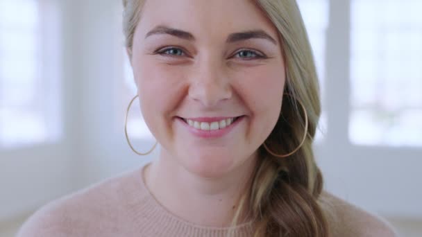 Gezicht Glimlach Makelaar Nieuw Huis Voor Bereiden Verkoop Verhuizing Eigendom — Stockvideo
