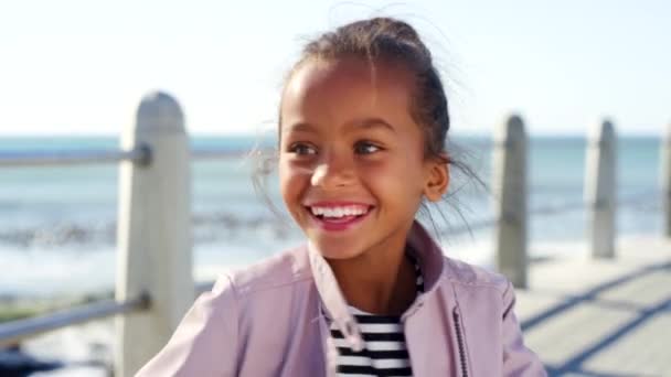 Dziecko Twarz Lub Taniec Plaży Ocean Lub Morze Wakacjach Wakacjach — Wideo stockowe