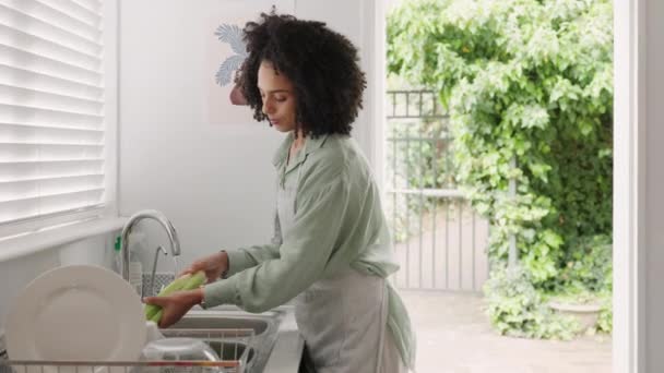 Kobieta Jedzenie Para Sprzątanie Warzyw Kuchni Domu Podczas Rozmowy Zdrowe — Wideo stockowe