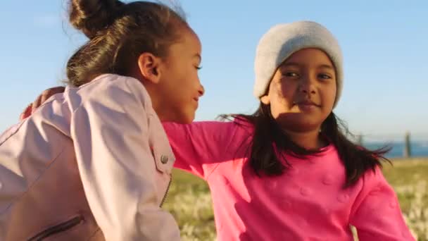 Arkadaşlar Kızlar Tatil Için Sarılır Kumsala Gider Hafta Sonu Tatili — Stok video