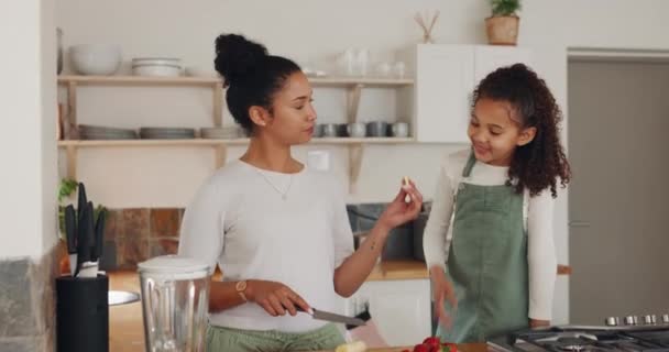 Fruit Moeder Meisje Koken Ontbijt Gezond Voedsel Proeven Maaltijdbereiding Thuiskeuken — Stockvideo