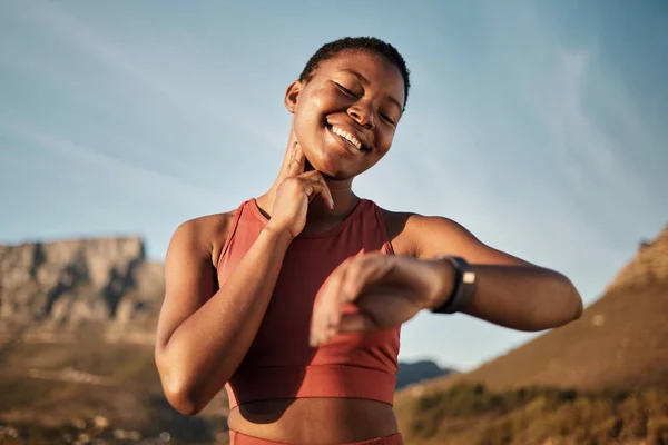 Rythme Cardiaque Smartwatch Montagne Avec Femme Noire Courir Pour Suivi — Photo