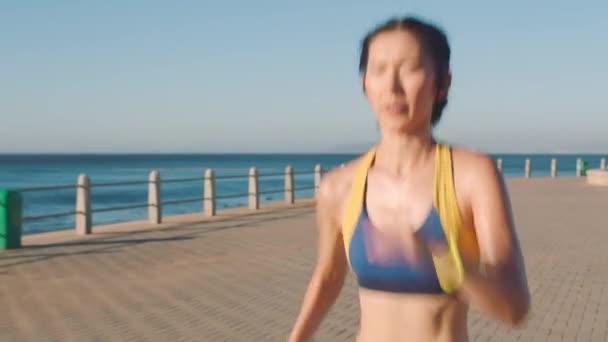 海滩和女人在东京跑步 训练和户外夏季锻炼 健康和健康 来自日本的女赛跑选手 在比赛或马拉松赛比赛中充满动力 注重成长 — 图库视频影像