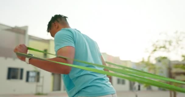 Fitness Homem Negro Treino Braço Com Banda Resistência Para Alongamento — Vídeo de Stock
