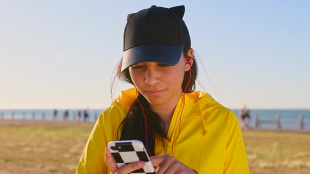 Pige Ansigt Telefon Ved Strandpark Glad Eller Smil Til Sociale – Stock-video