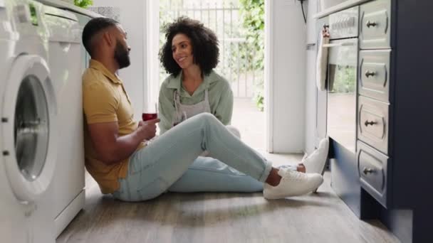 Černý Pár Láska Komunikace Podporou Důvěrou Silný Vztah Relaxovat Doma — Stock video