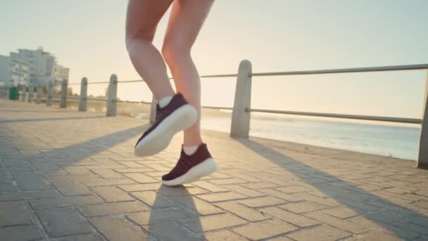 Koşu Ayakkabıları Bacaklar Kadın Vücudu Gün Batımı Egzersizi Için Sahilde — Stok video
